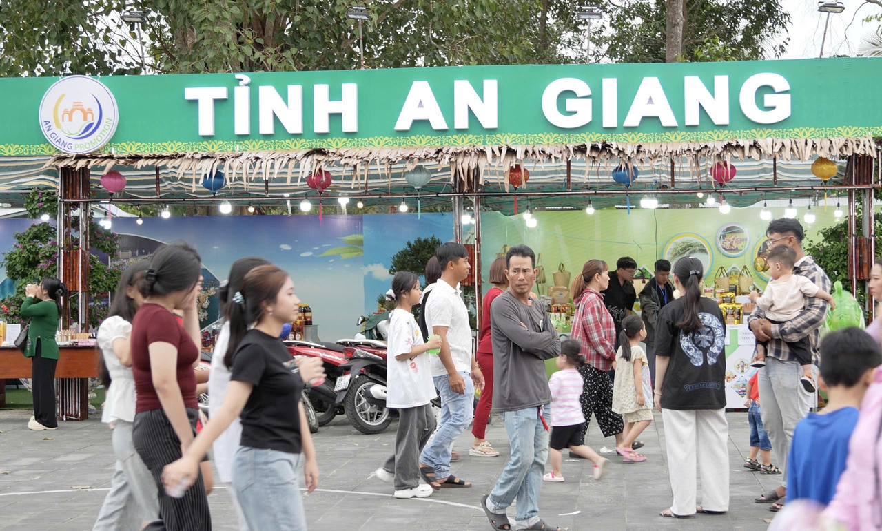 Không gian trưng bày, quảng bá du lịch và sản phẩm OCOP An Giang tại Lễ Giỗ Quốc Tổ Hùng Vương năm 2026 xã Tân Hiệp