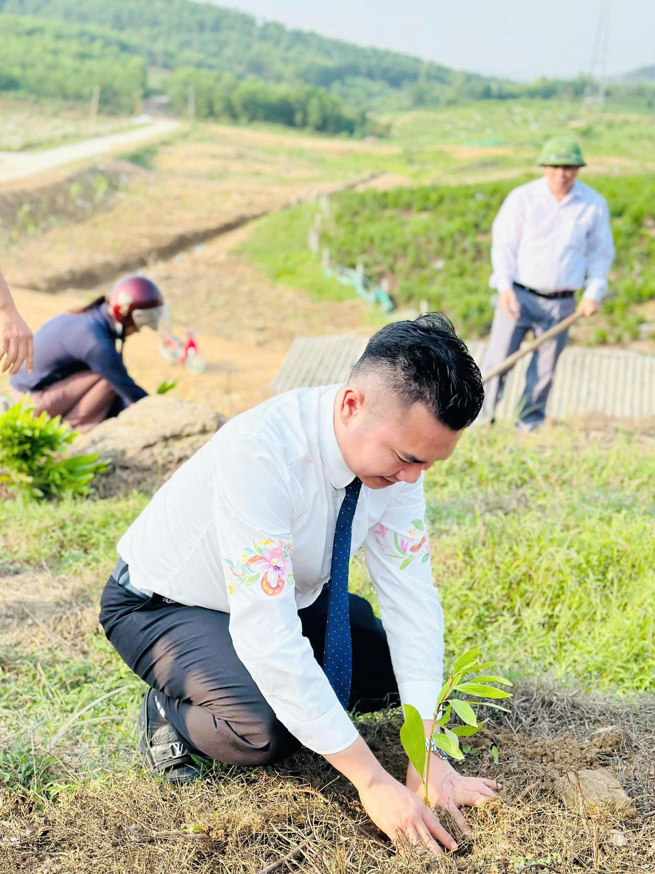 Ông Hoàng Nguyễn Trọng Dũng - Tổng Giám đốc Hoàng Gia Phát Group&nbsp; trồng cây keo đầu tiên xây dựng mô hình "Trồng rừng Hoàn Nguyên" tại xã Toàn Lưu