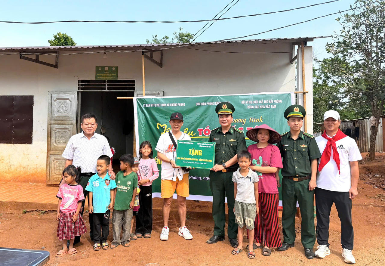 Đại diện Đồn Biên phòng Hướng Phùng và nhóm thiện nguyện trao tặng công trình giếng khoan cho người dân xã Hướng Phùng.