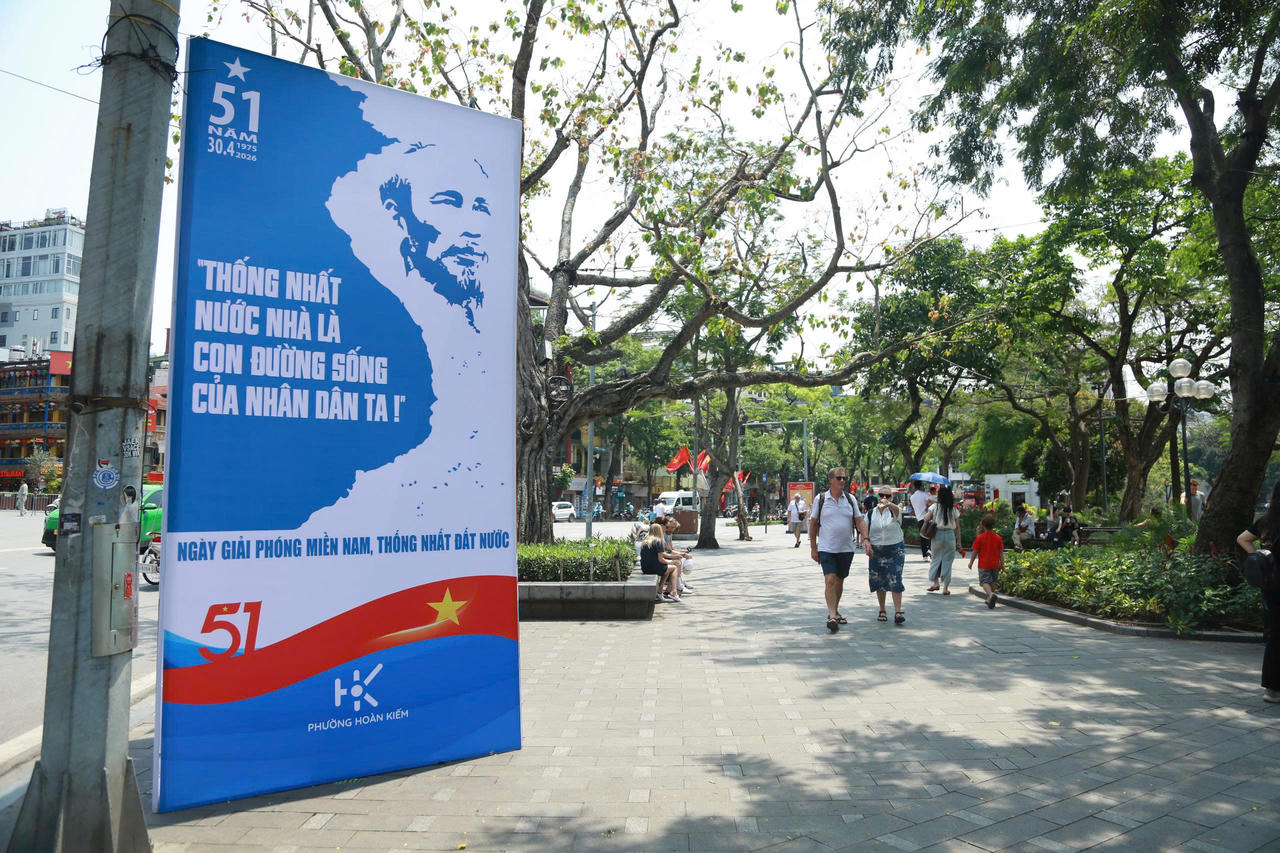 Những khẩu hiểu, pano cổ động góp phần tạo nên không khí lễ kỷ niệm sôi động cho Thủ đô.&nbsp;(Ảnh: Xuân Hoàng)