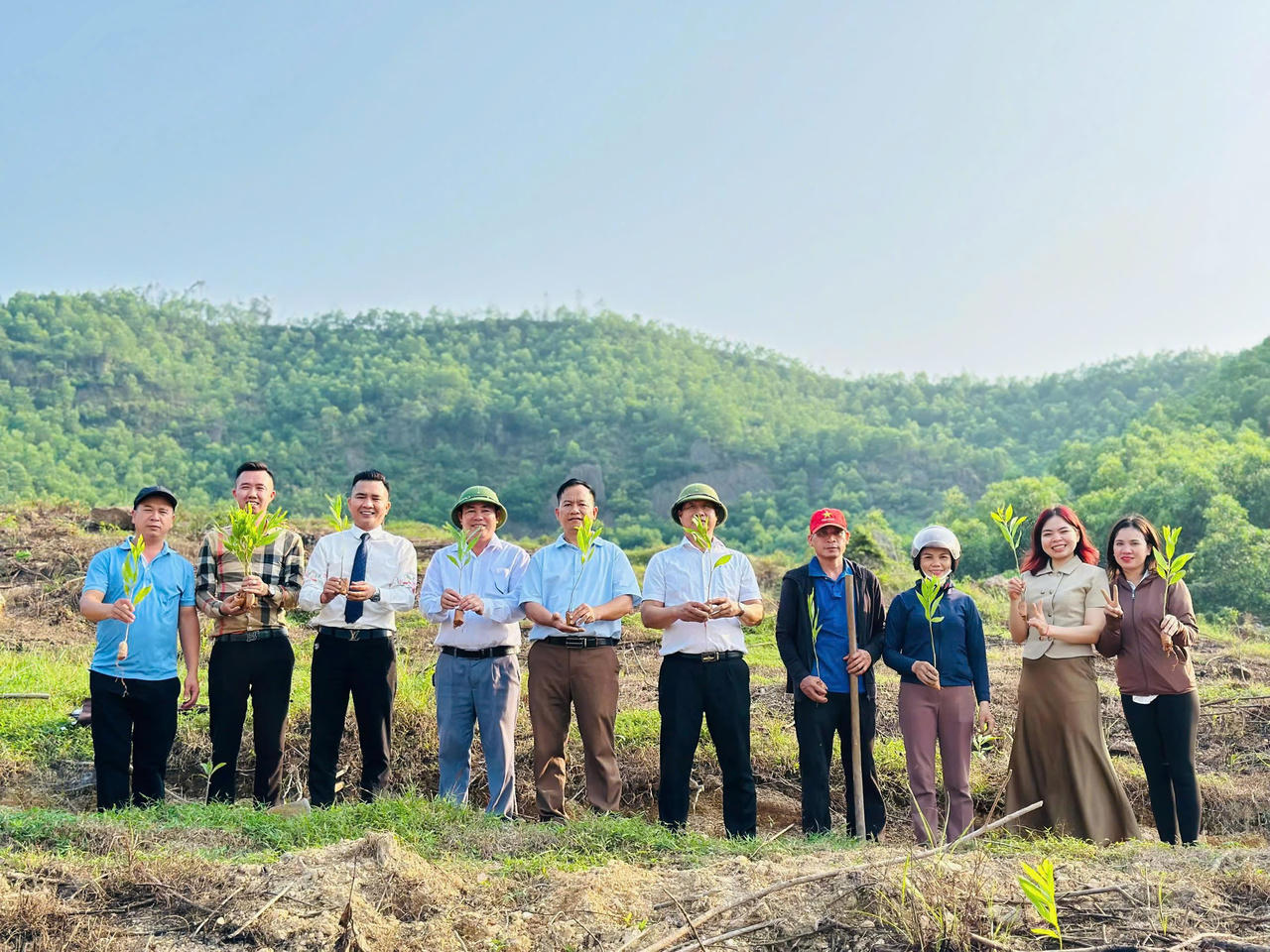 Hoàng Gia Phát Group cùng chính quyền và nhân dân tại khu vực trồng rừng theo tiêu chuẩn "sạch".