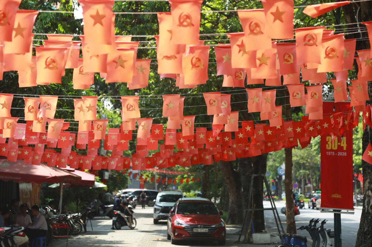 Cờ Tổ quốc xuất hiện trên nhiều tuyến phố, góp phần tạo không khí trang trọng, thể hiện tinh thần đoàn kết dân tộc thu hút sự chú ý của người dân và du khách.&nbsp;(Ảnh: Xuân Hoàng)