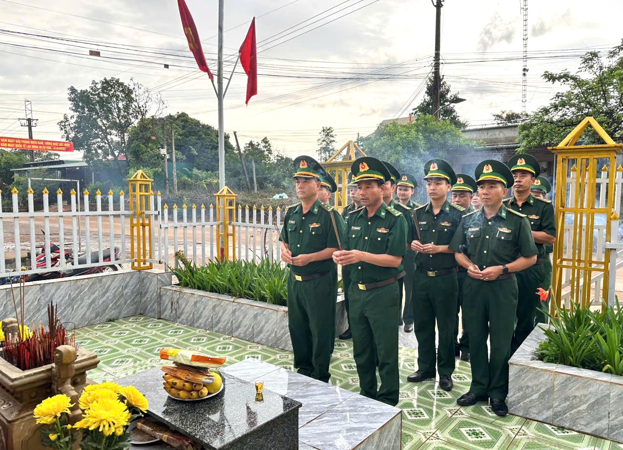 Cán bộ, chiến sĩ Đồn Biên phòng Hướng Phùng dâng hương tưởng niệm các Anh hùng liệt sĩ hy sinh trong sự nghiệp phân giới cắm mốc năm 1978.
