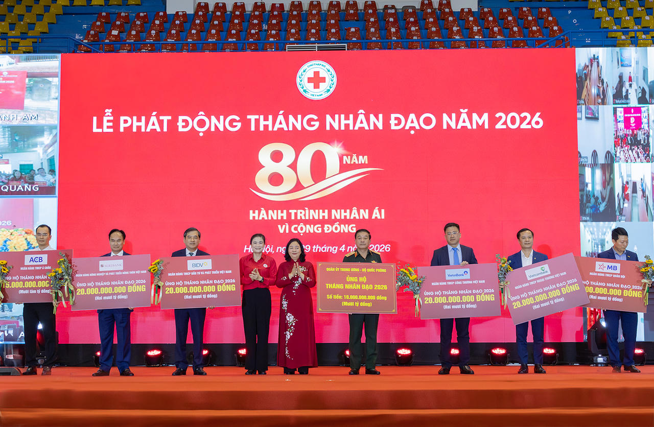 Đại diện Agribank, đồng chí Trần Văn Dũng - Thành viên HĐTV (thứ hai từ trái sang) trao biểu trưng ủng hộ Chương trình 20 tỷ đồng.