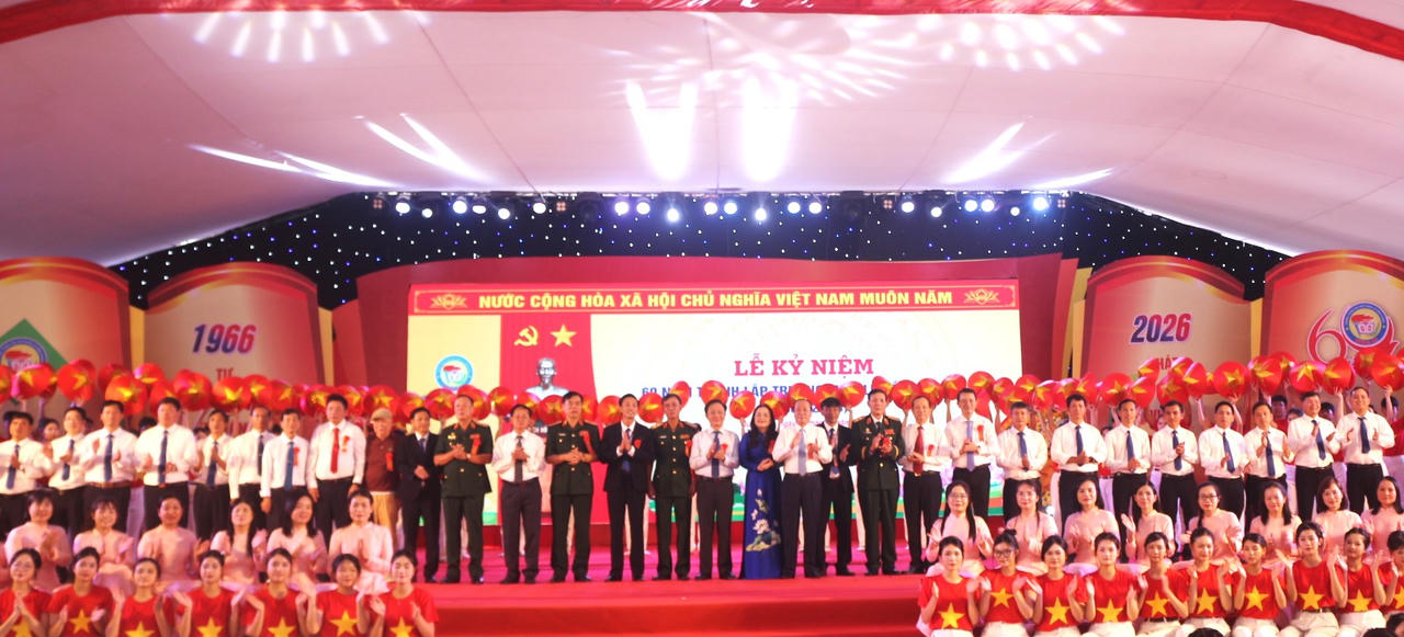 Lãnh đạo tỉnh, đại biểu cùng các thế hệ cán bộ, giáo viên, học sinh Trường THPT Lê Hồng Phong chụp ảnh lưu niệm tại Lễ kỷ niệm 60 năm thành lập nhà trường.
