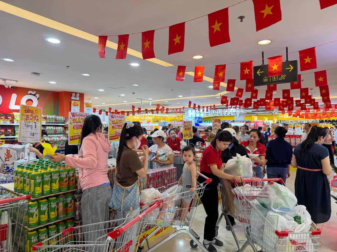 Người dân mua sắm mạnh dịp nghỉ lễ, chuỗi WinMart doanh thu tăng 55%