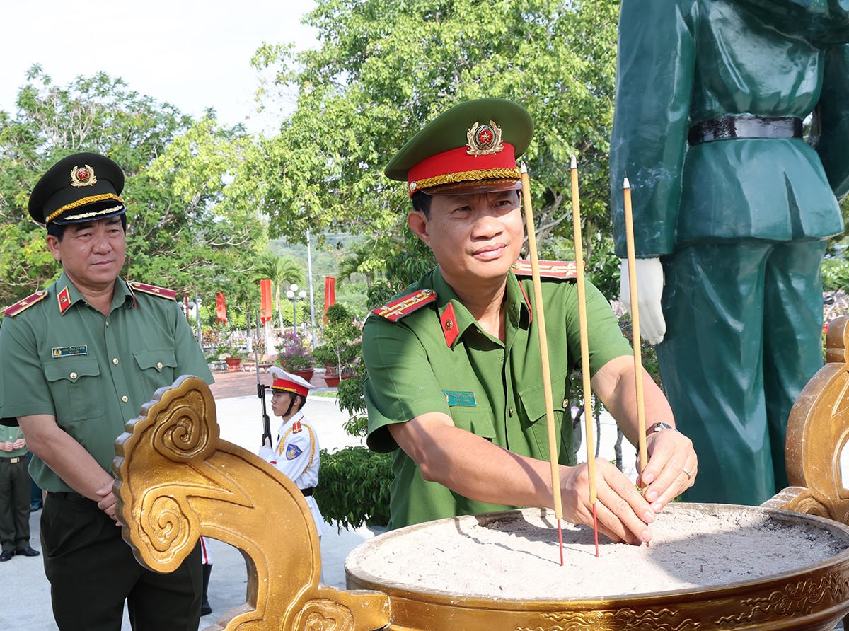 Ban Giám đốc Công an tỉnh và các thành viên Đoàn dâng hương&nbsp;