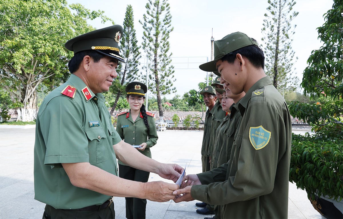 Công an tỉnh An Giang tưởng niệm các Anh hùng liệt sĩ tại Nghĩa trang liệt sĩ Dốc Bà Đắc