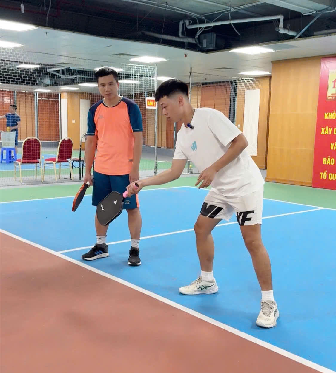 Học viên tập luyện pickleball.