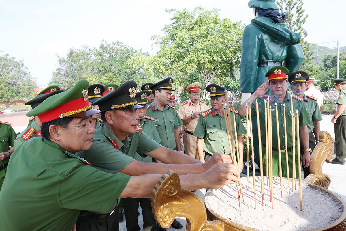 Công an tỉnh An Giang tưởng niệm các Anh hùng liệt sĩ tại Nghĩa trang liệt sĩ Dốc Bà Đắc