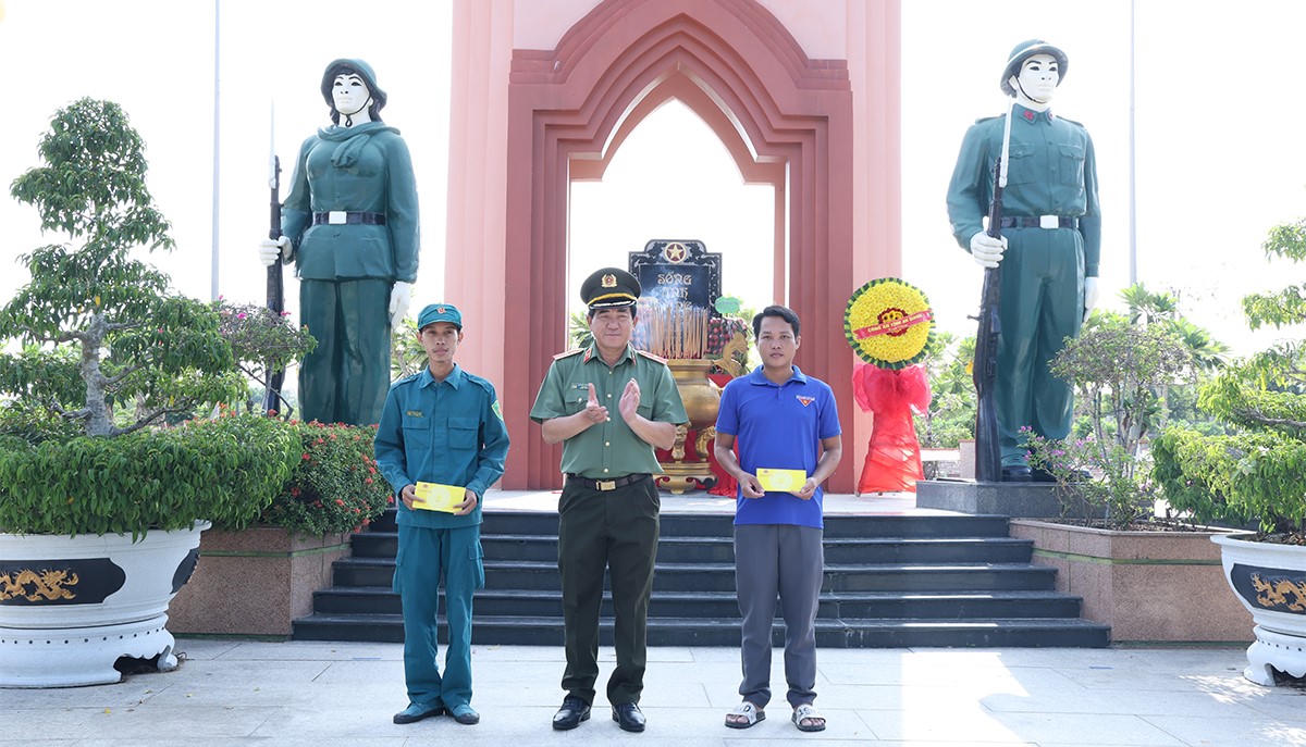 Thiếu tướng Nguyễn Văn Hận, Giám đốc Công an tỉnh trao quà cho lực lượng dân quân tự về và đoàn phường.