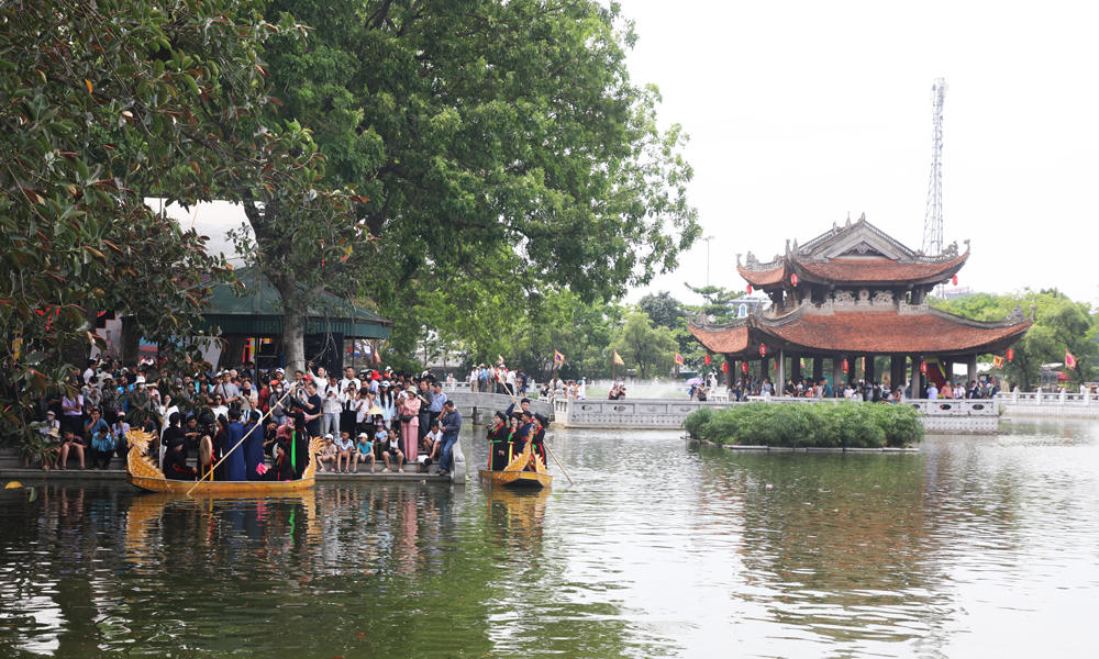 Những làn điệu quan họ mượt mà, các tích chèo, tuồng, múa rối nước… được trình diễn liên tục, tạo nên bức tranh sinh động của văn hóa Kinh Bắc.