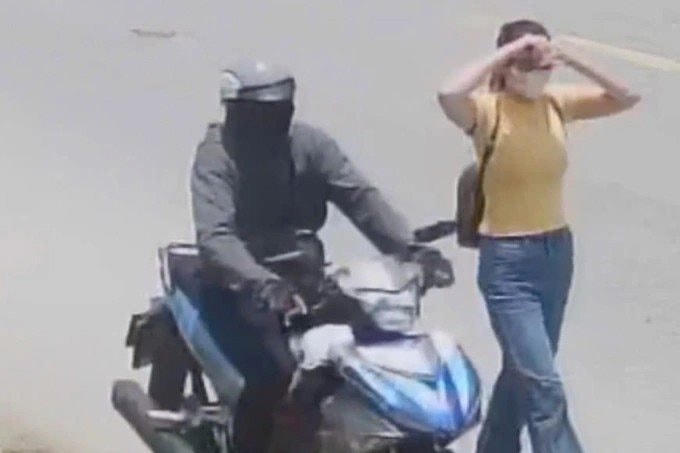 Hai đối tượng trước thời điểm gây án do camera an ninh của người dân ghi lại.