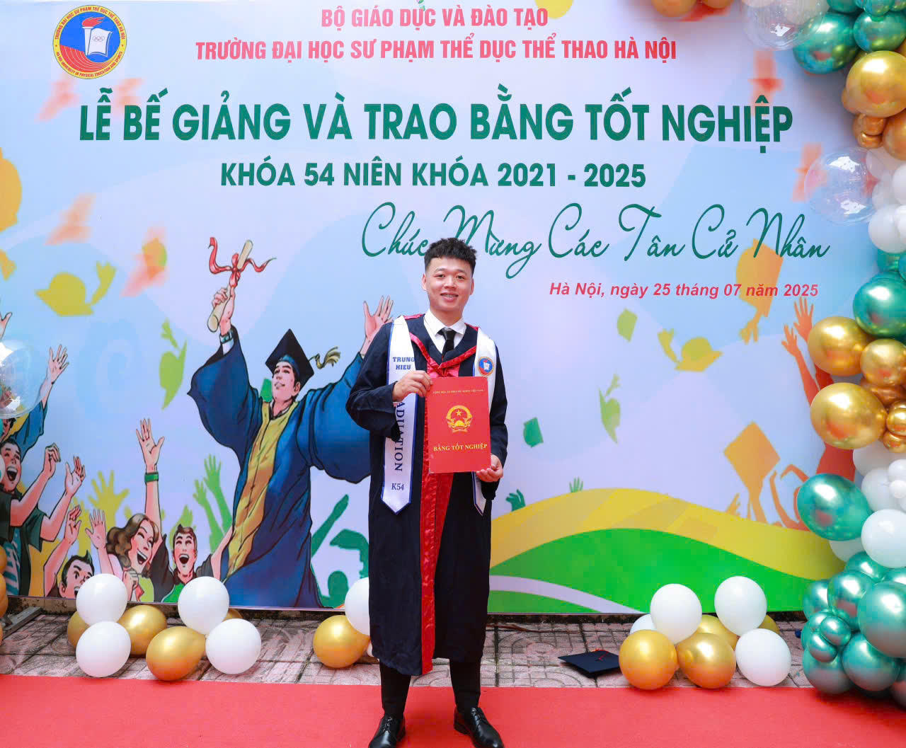 Trung Hiếu tốt nghiệp giáo dục thể chất Trường Đại học Sư phạm Thể dục Thể thao Hà Nội.