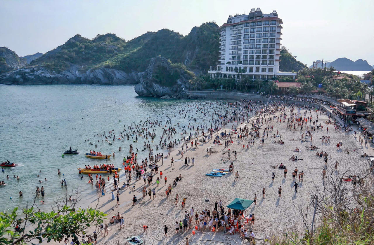 Bãi tắm Cát Cò 1, Cát Cò 3 luôn là điểm thu hút du khách khi đến với Cát Bà.