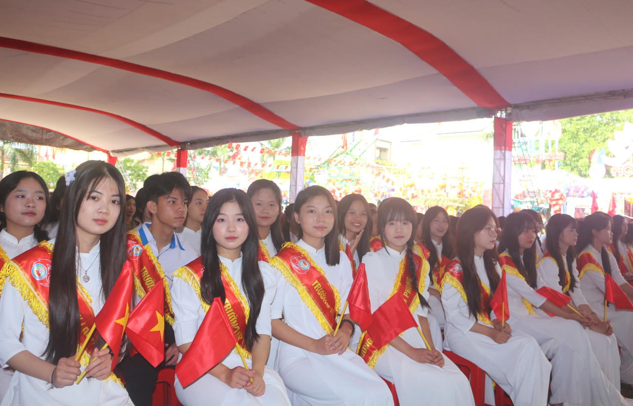 Học sinh Trường THPT Lê Hồng Phong tham dự Lễ kỷ niệm 60 năm thành lập nhà trường trong không khí trang trọng, tự hào.