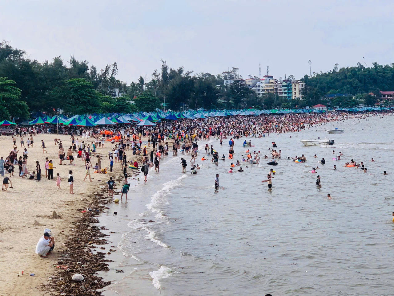 Bãi biển Đồ Sơn chật kín du khách trong những ngày đầu nghỉ lễ 30/4 - 1/5. 