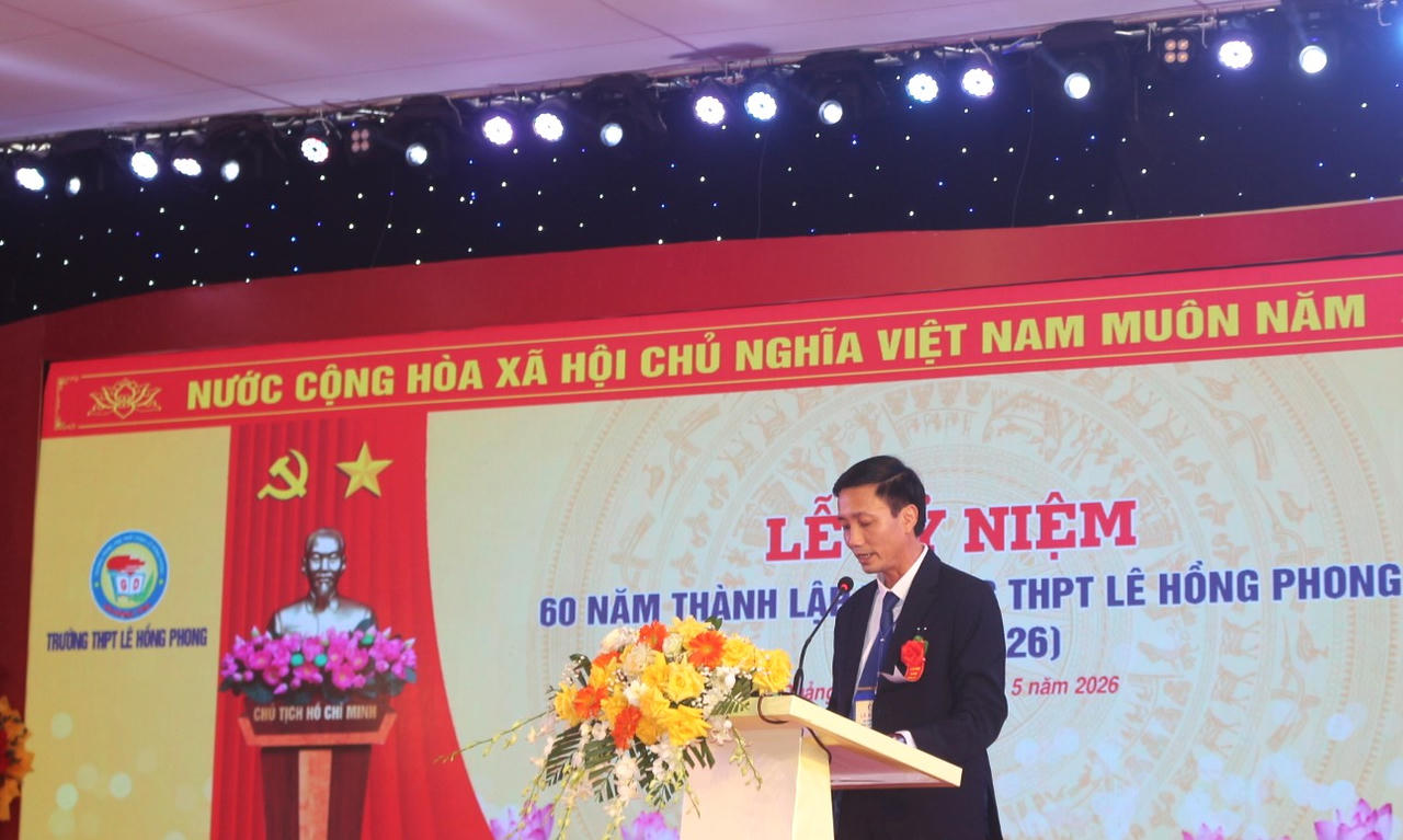 Nhà giáo Trần Xuân Tiến, Hiệu trưởng Trường THPT Lê Hồng Phong trình bày diễn văn lễ kỷ niệm.