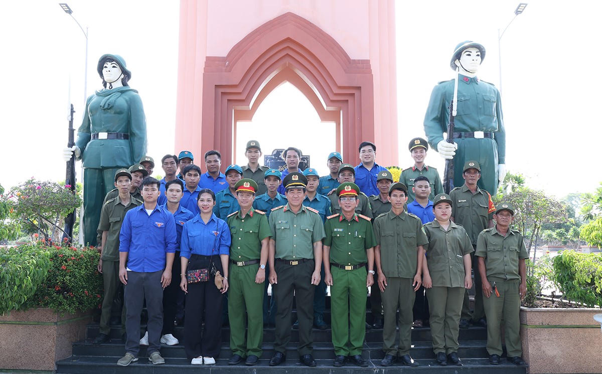 Các đại biểu chụp ảnh lưu niệm.