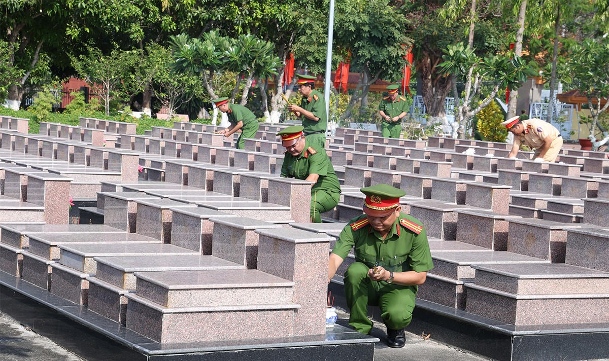 Đoàn thắp hương tại các phần mộ liệt sĩ.