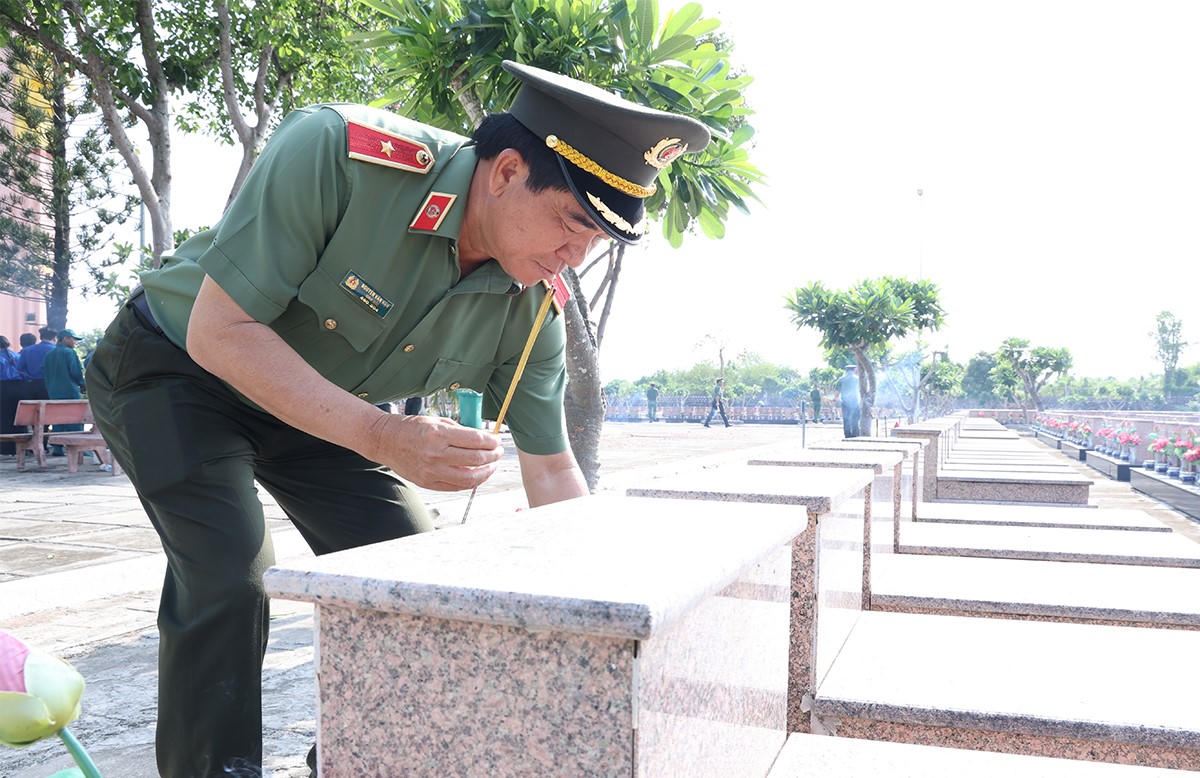 Công an tỉnh An Giang tưởng niệm các Anh hùng liệt sĩ tại Nghĩa trang liệt sĩ Dốc Bà Đắc