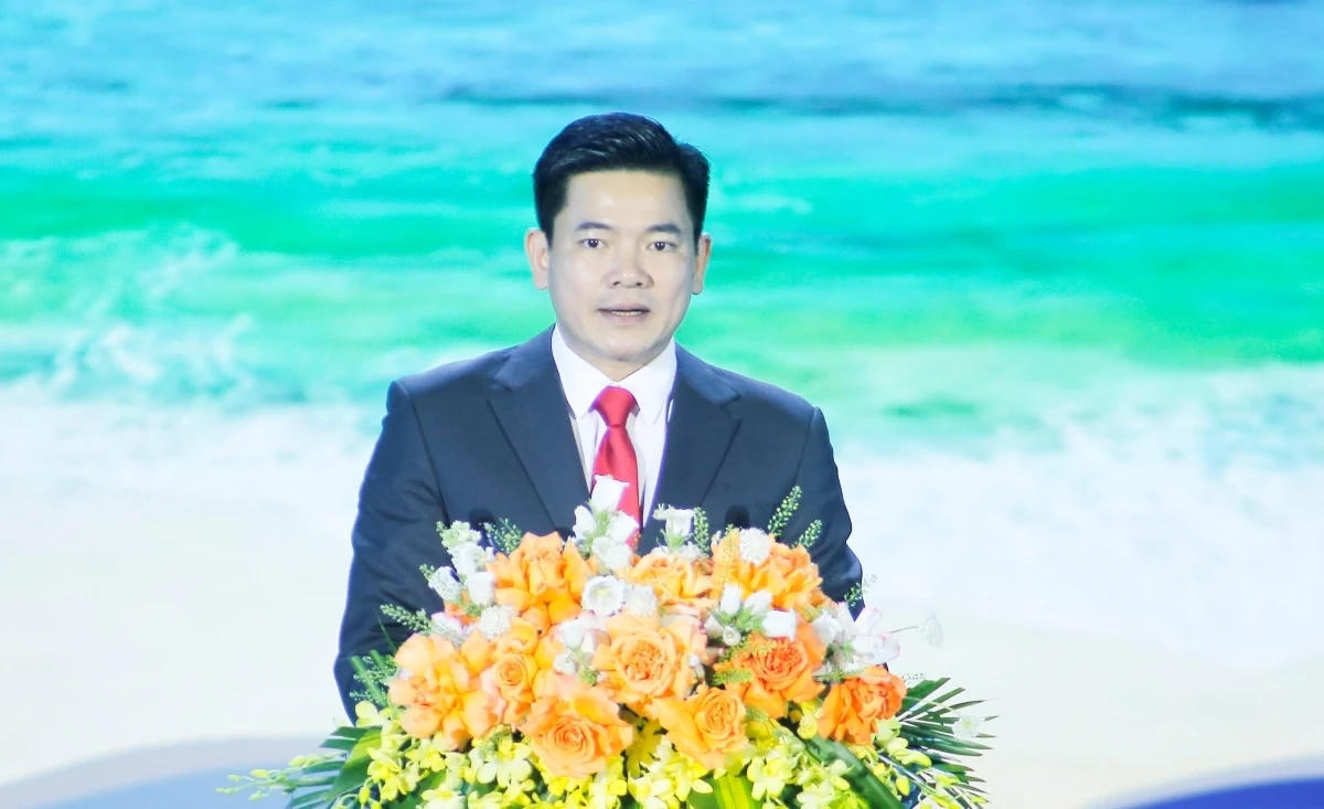 Chủ tịch UBND xã Hoằng Tiến Lê Xuân Hoàn phát biểu khai mạc buổi lễ.