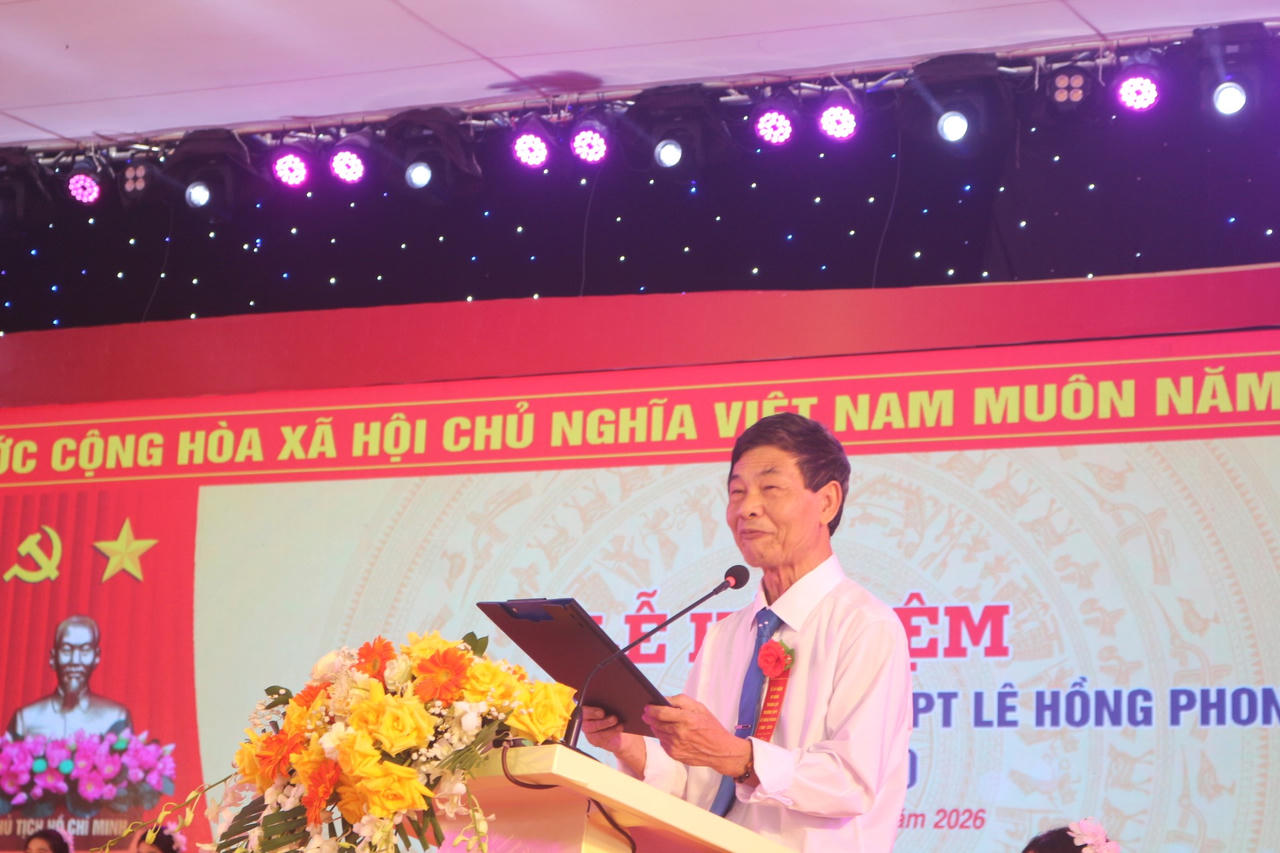 Ông Hoàng Cảnh Tân, cựu học sinh, nguyên giáo viên, Hiệu trưởng nhà trường chia sẻ tại lễ kỷ niệm.