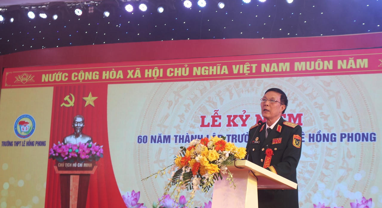 Trung tướng Nguyễn Hữu Cường, nguyên Tư lệnh Quân khu 4, cựu học sinh trường phát biểu tại lễ kỷ niệm.
