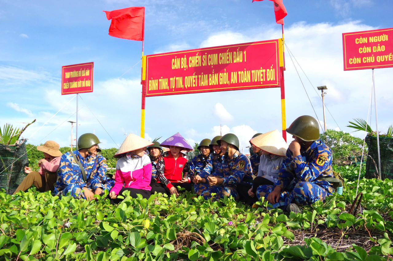 Đoàn kết quân dân trên thao trường trong giờ nghỉ giải lao của một buổi huấn luyện.