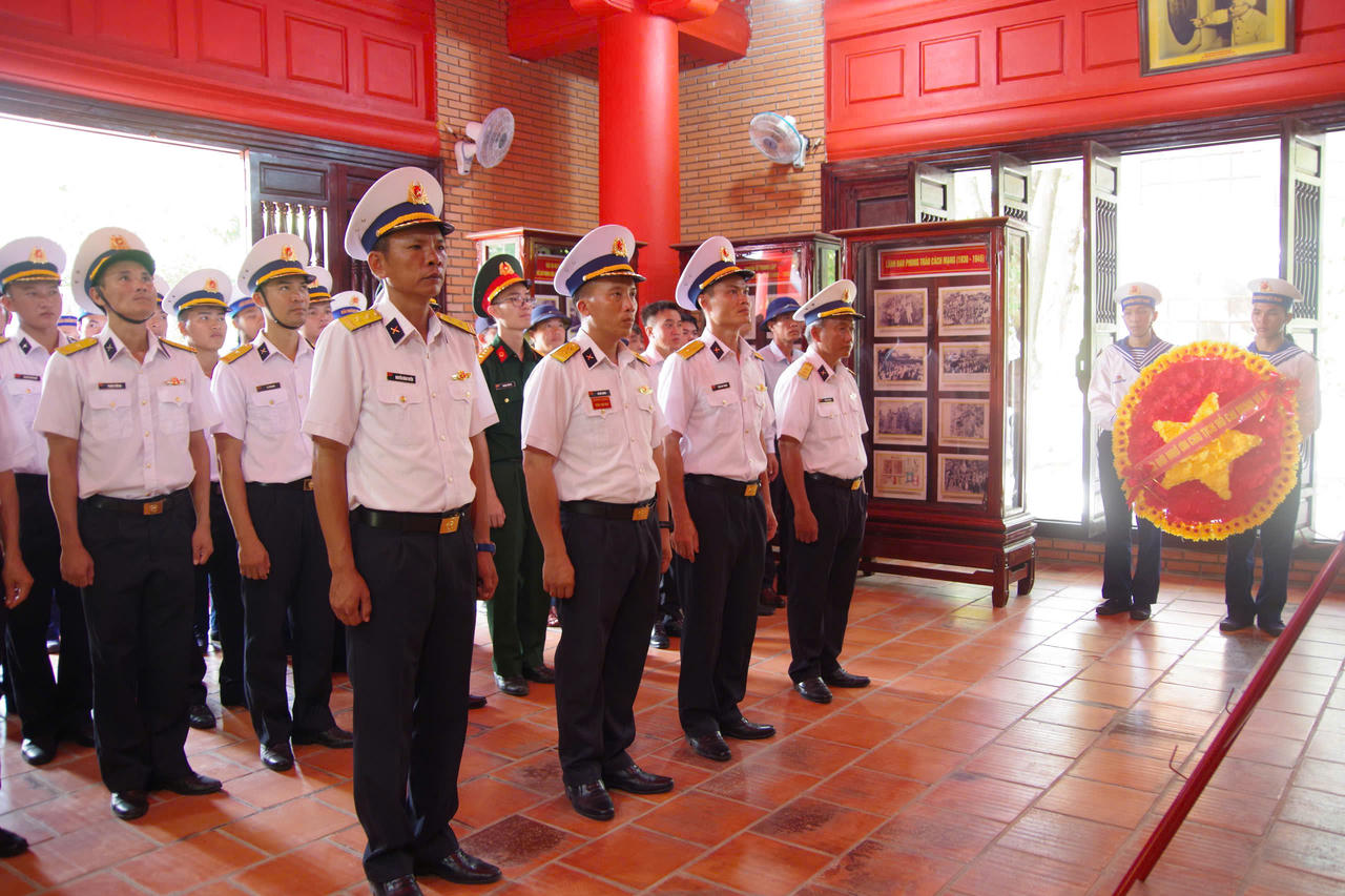 Quân dân đặc khu Trường Sa hướng về ngày 30/5 và 1/5