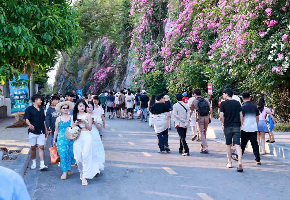 Lượng du khách ra đảo Cát Bà tăng cao trong những ngày đầu kỳ nghỉ lễ.