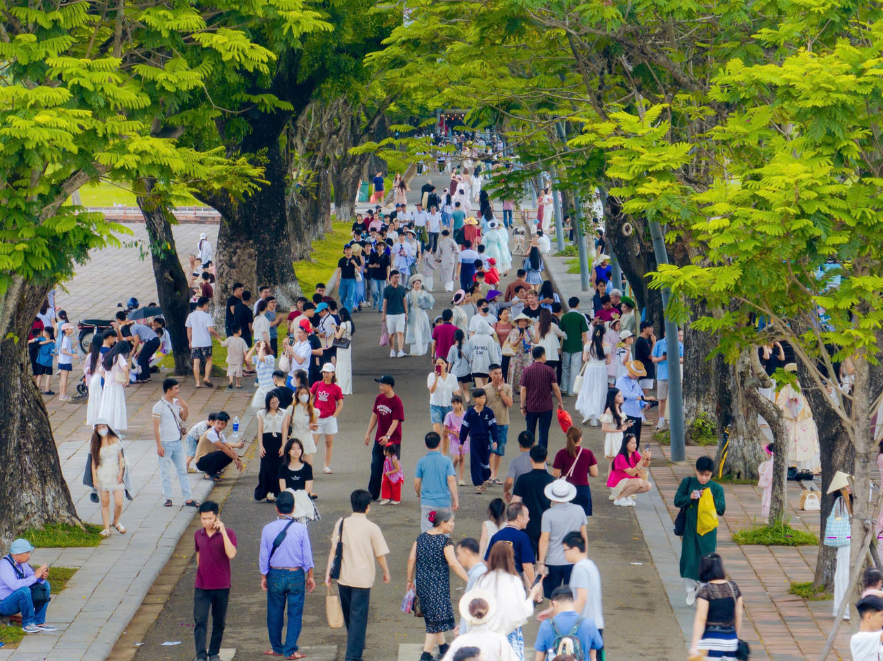 Hàng ngàn du khách tham quan Đại nội Huế trong ngày lễ 30/4.