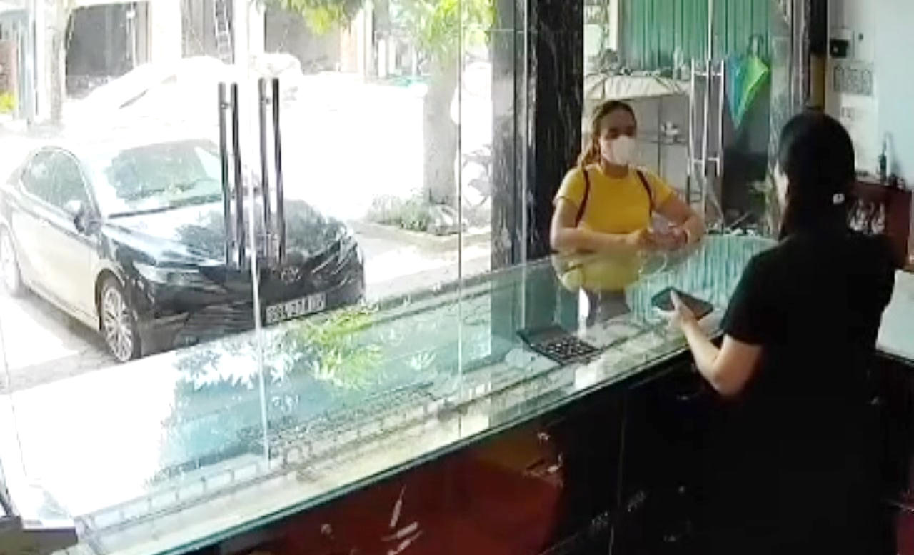Hình ảnh đối tượng Nguyễn Thị Mỹ Linh vào mua vàng rồi cướp bỏ chạy khỏi tiệm vàng Huế Thương.