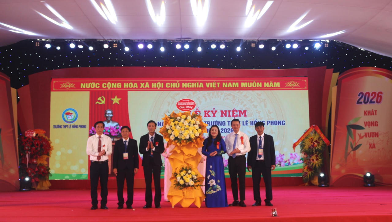 Lãnh đạo Sở Giáo dục và Đào tạo tặng hoa chúc mừng Trường THPT Lê Hồng Phong nhân dịp kỷ niệm 60 năm thành lập.