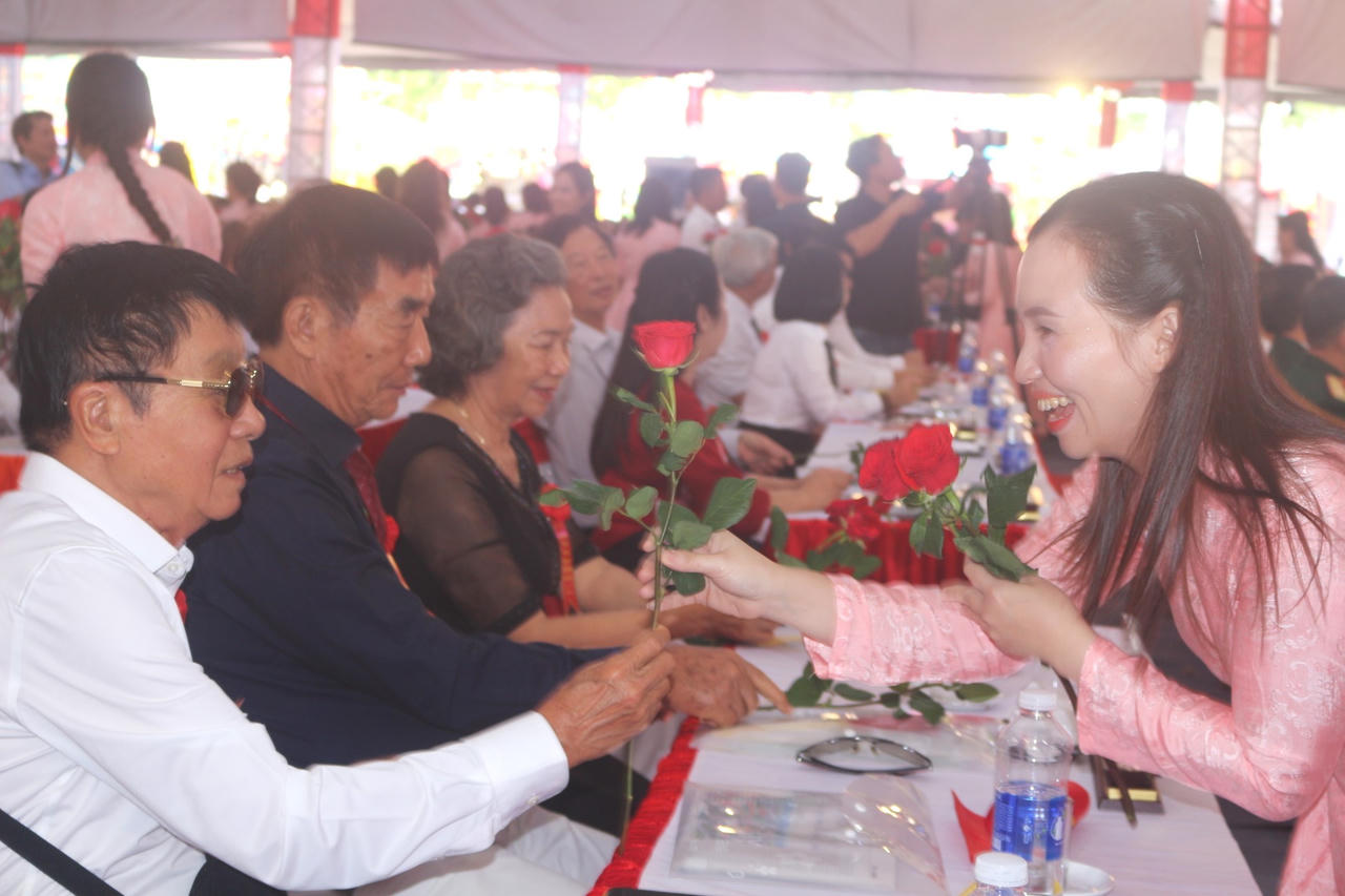 Những cái bắt tay, lời thăm hỏi của các thế hệ cựu học sinh trong ngày trở về mái trường xưa.