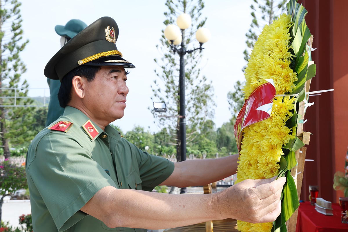 Thiếu tướng Nguyễn Văn Hận, Giám đốc Công an tỉnh chỉnh sửa tràng hoa.