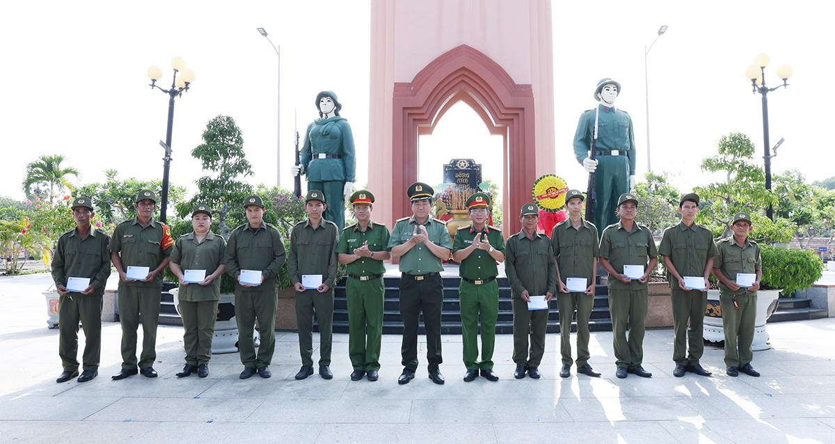 Thiếu tướng Nguyễn Văn Hận, Giám đốc Công an tỉnh cùng Đại Tá Trần Văn Cung và Đại tá Nguyễn Nhật Trường, Phó Giám đốc Công an tỉnh trao quà cho lực lượng tham giao bảo đảm an ninh trật tự ở cơ sở.
