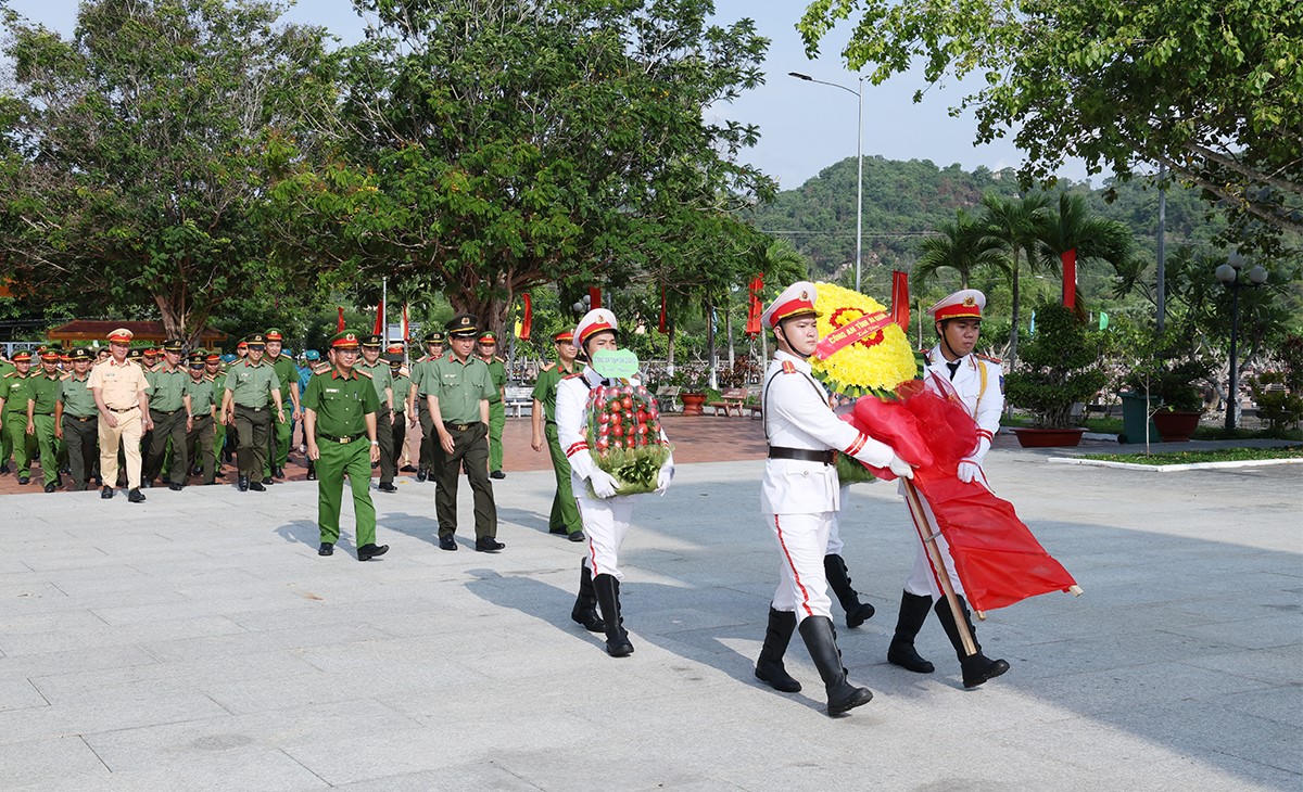 Công an tỉnh An Giang tưởng niệm các Anh hùng liệt sĩ tại Nghĩa trang liệt sĩ Dốc Bà Đắc