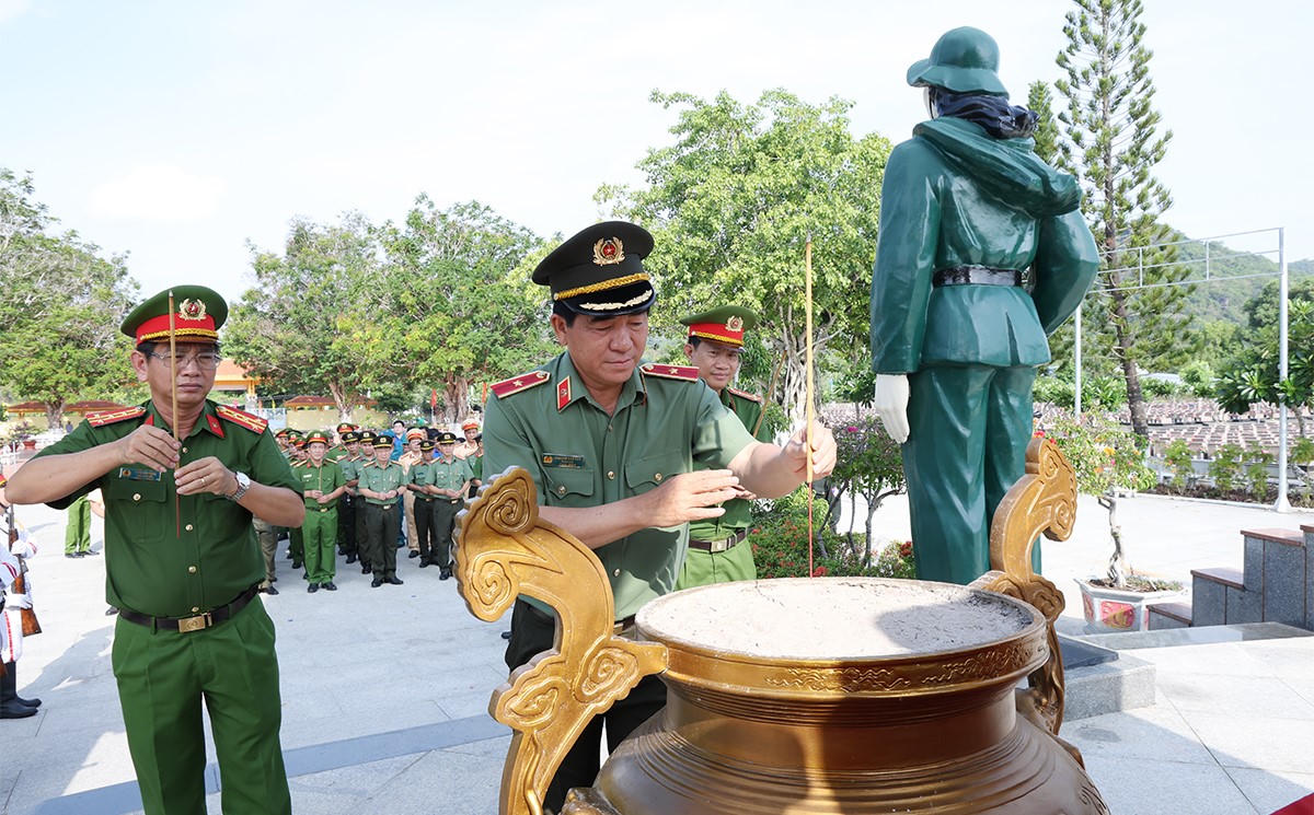 Công an tỉnh An Giang tưởng niệm các Anh hùng liệt sĩ tại Nghĩa trang liệt sĩ Dốc Bà Đắc