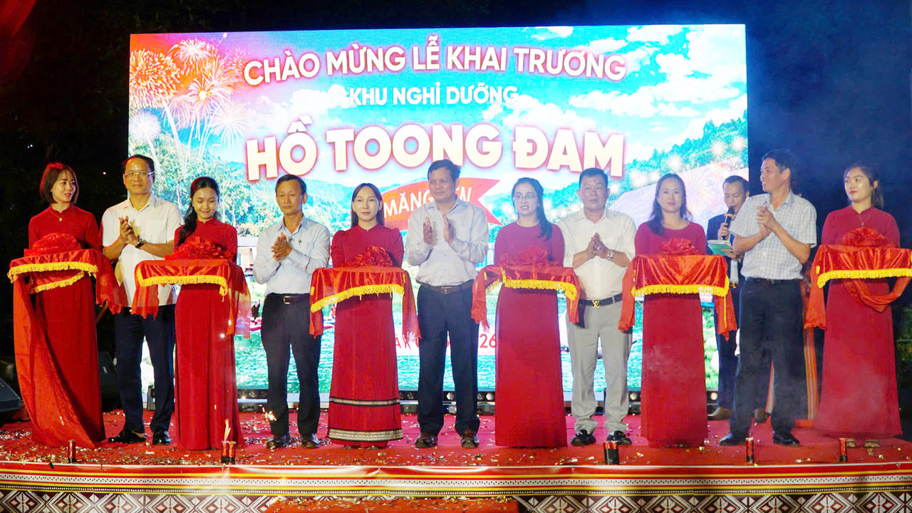 Lãnh đạo tỉnh, địa phương và doanh nghiệp thực hiện nghi thức khai trương khu du lịch nghỉ dưỡng hồ Toong Đam tại xã Măng Đen. 