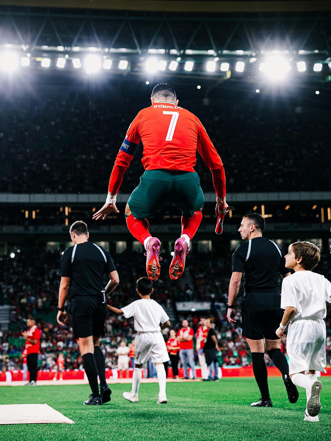 Ngôi sao Ronaldo luôn là tâm điểm chú ý của người hâm mộ trên toàn thế giới (Ảnh FIFA)