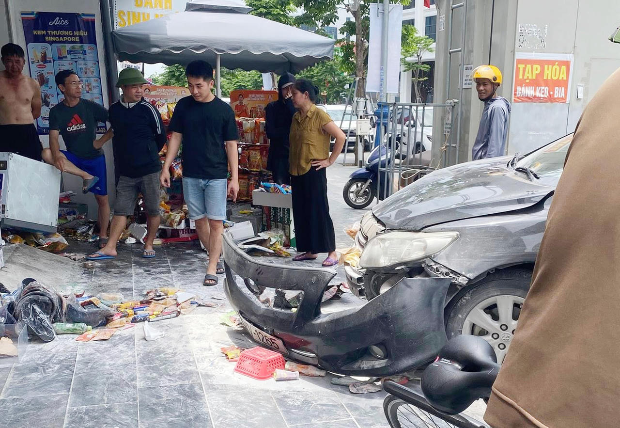 Ô tô lao vào quán tạp hóa, người dân đập kính cứu tài xế mắc kẹt
