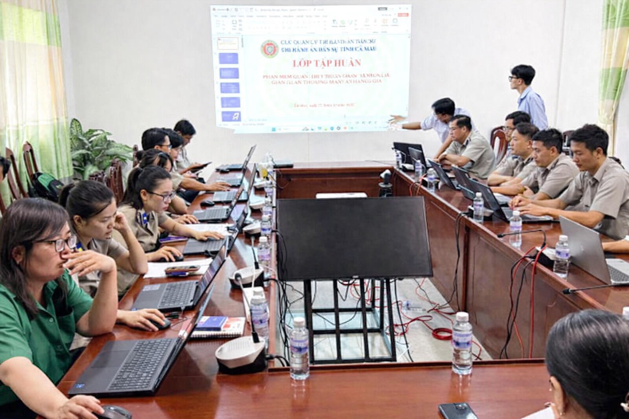 Ông Trương Lê Ly Băng triển khai lớp tập huấn Phần mềm Tổ chức Thi hành án tại THADS tỉnh Cà Mau.