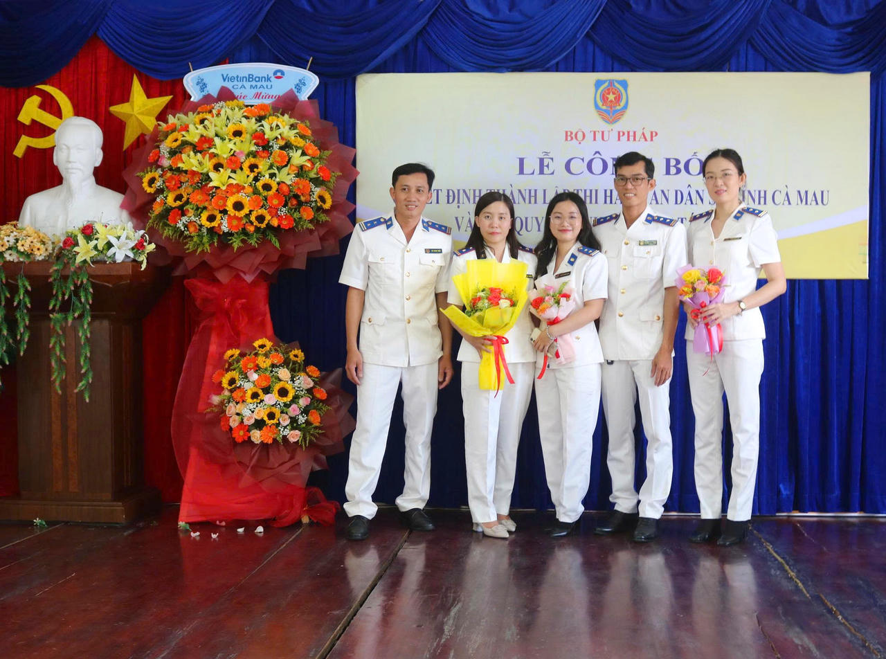 Lễ công bố Quyết định thành lập THADS tỉnh Cà Mau và trao khen thưởng năm 2025 cho các tập thể, cá nhân công chức (ông Trương Lê Ly Băng đứng thứ hai từ phải sang).