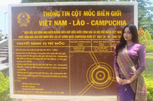 “Hoá thân” thành người Lào&nbsp;trong bộ trang phục truyền thống.