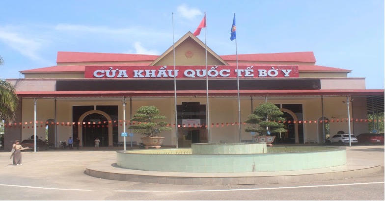 Du khách háo hức đến "check-in" Ngã ba Đông Dương