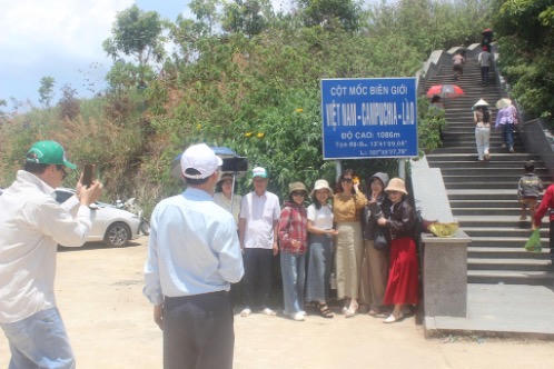 Du khách háo hức đến "check-in" Ngã ba Đông Dương