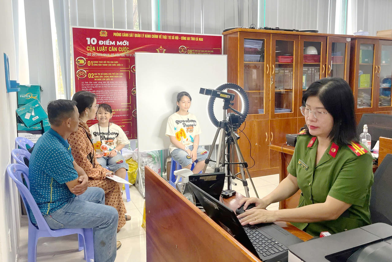 Cán bộ Phòng Cảnh sát QLHC về TTXH Công an Cà Mau làm thủ tục cấp căn cước cho học sinh tại Trung tâm giải quyết thủ tục hành chính công tỉnh.