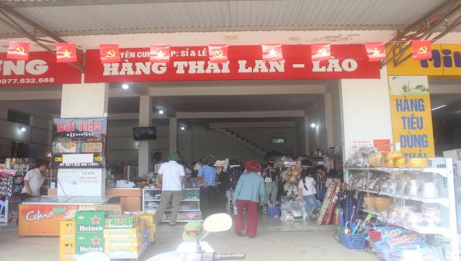Một cửa hàng chuyên bày bán các mặt hàng Thái Lan - Lào (Ảnh: Minh Anh).