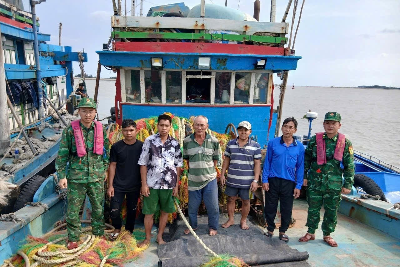 Lực lượng Biên phòng bắt giữ 2 tàu cá đang vận chuyển trái phép 15.000 lít dầu DO trên biển